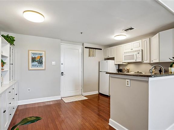4th image of 1205 Saint Charles Ave APT 403
