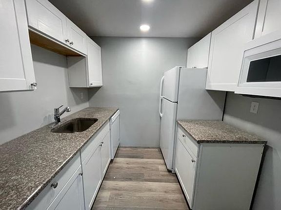 2nd image of 1935 Brookside Dr APT 211