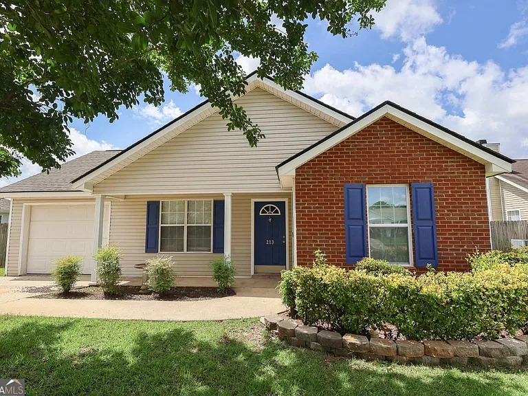 213 Kentshire Ln — Photo 1