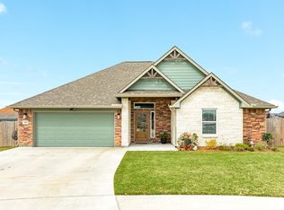 321 Yorktown Ave, Clute, TX 77531