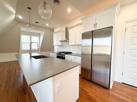 3rd image of 446 Linwood Ave #3