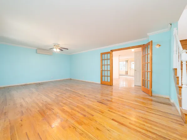 86-16 Palo Alto Street image 3 of 17