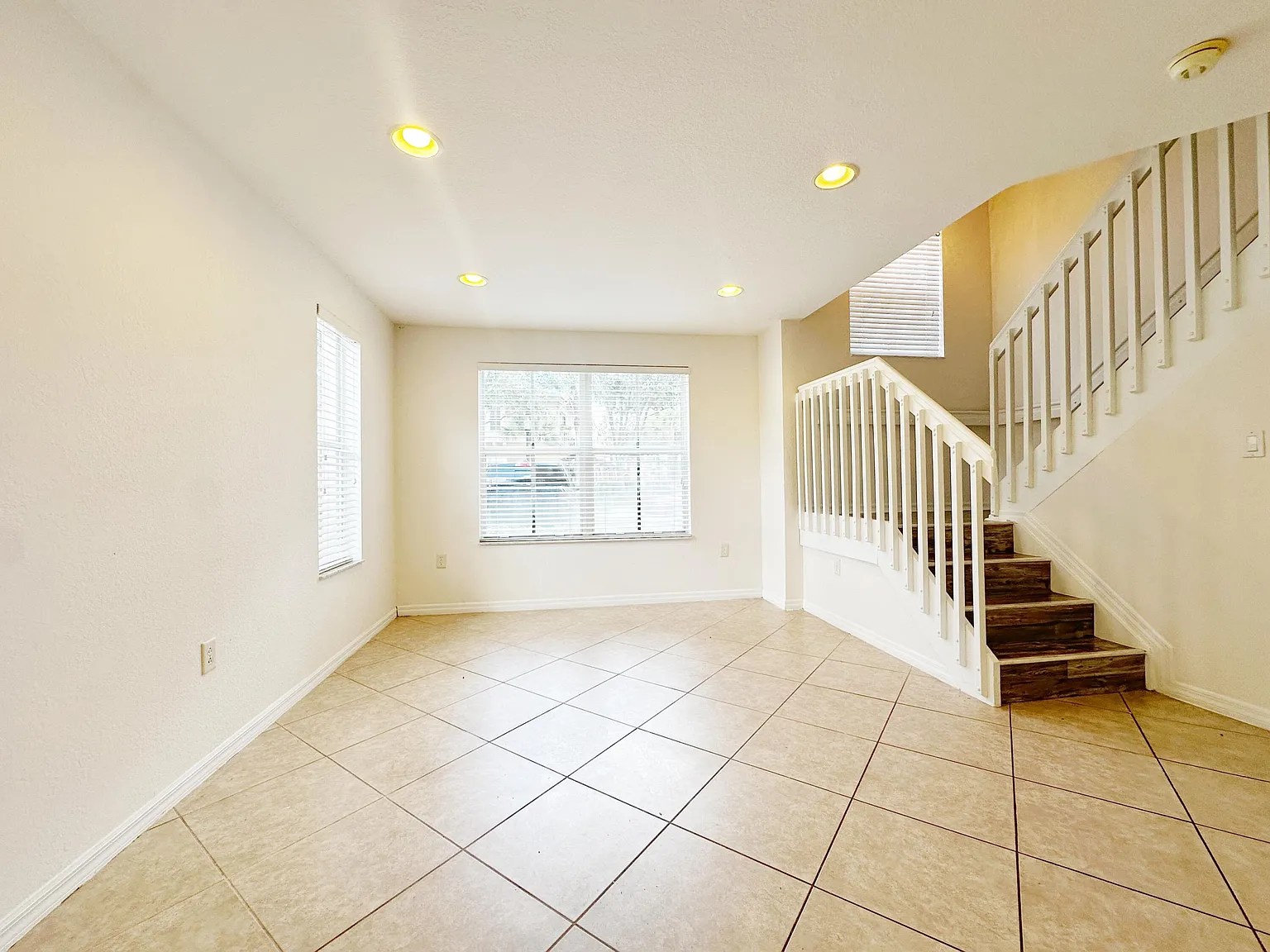 3 bed, 2.5 bath, 1235 sqft, $3,100 — Photo 2