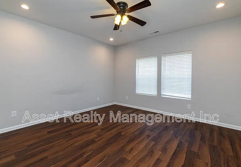 619 Midlake Dr NE — Photo 8