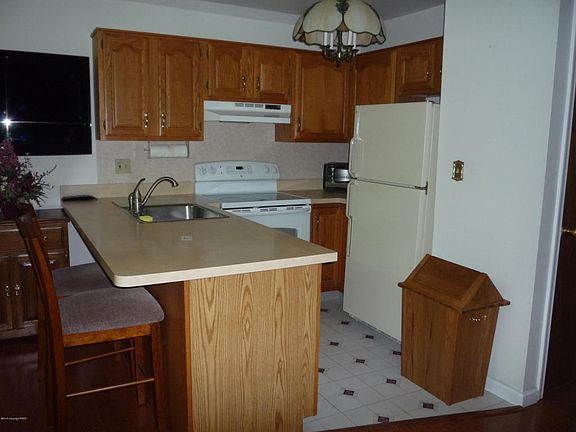 5th image of 864 Clubhouse Dr