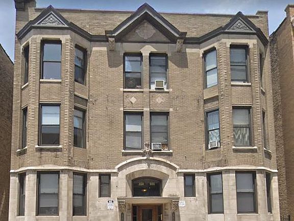2nd image of 900 W Montrose Ave #1317
