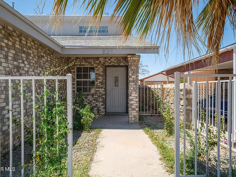 821 Los Lagos Way #B — Photo 2