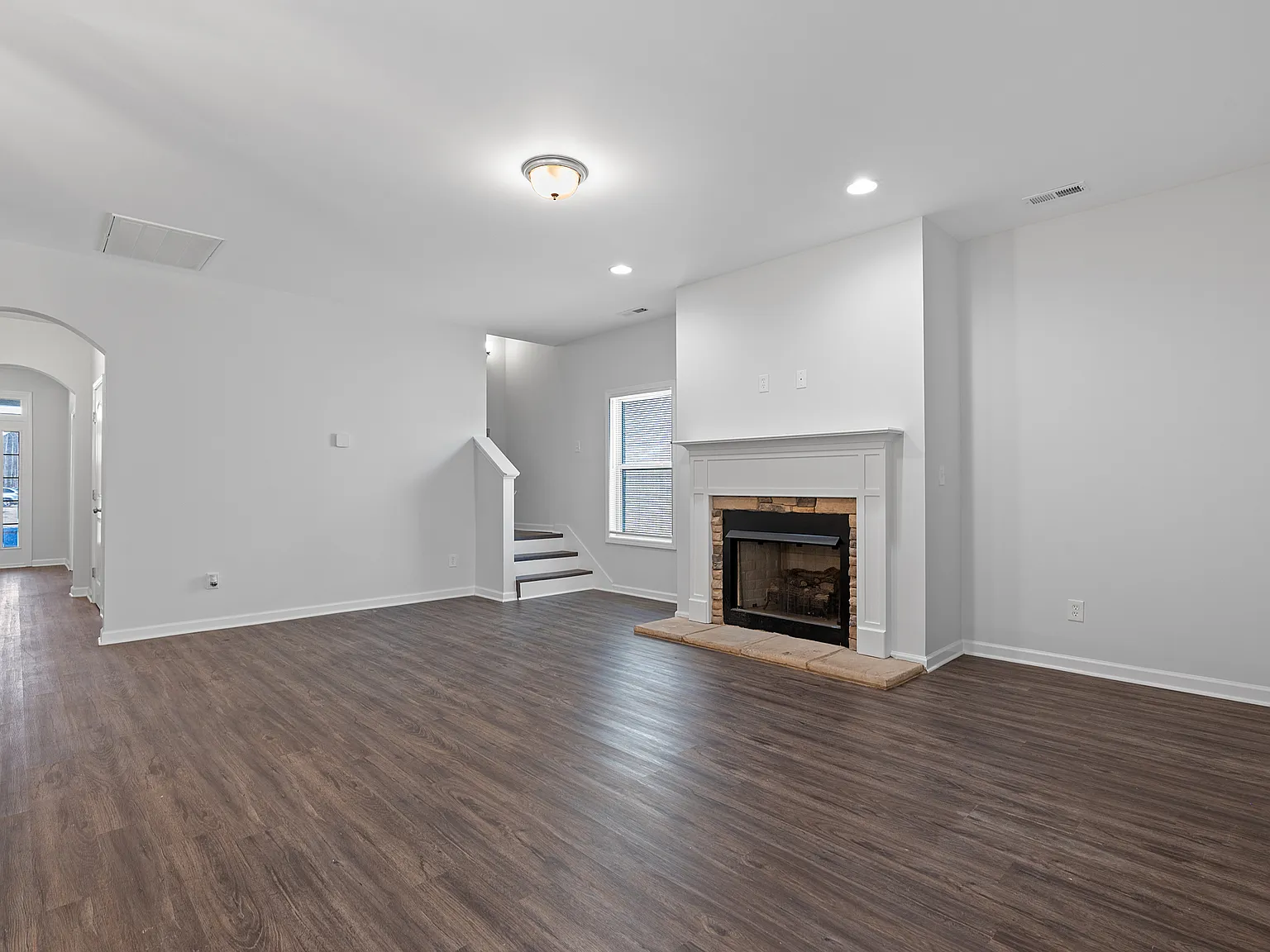 4 bed, 4086 sqft, $2,450 — Photo 2
