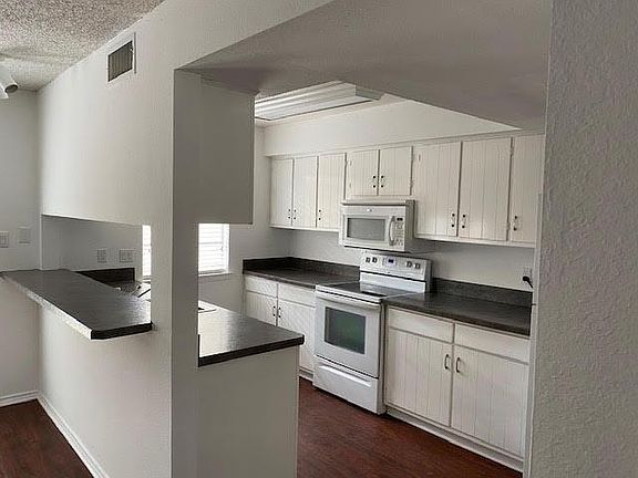 4th image of 605 Saint Charles Dr