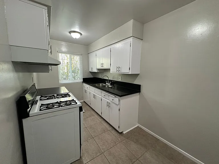 536 Saint Louis Ave — Photo 5
