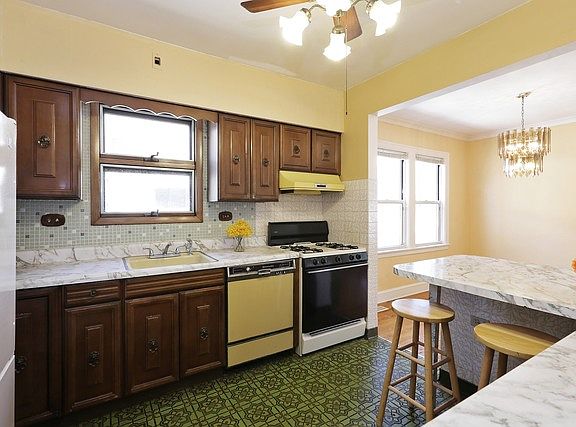 5th image of 2834 N Mont Clare Ave