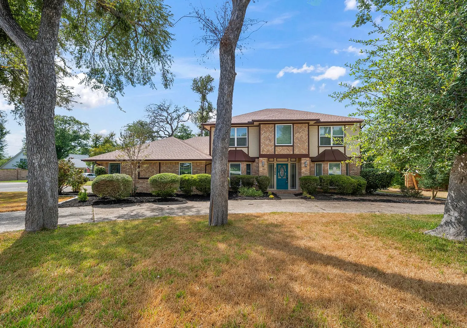 Spacious 4 Bedroom Home in Established Temple Neighborhood! — Photo 1