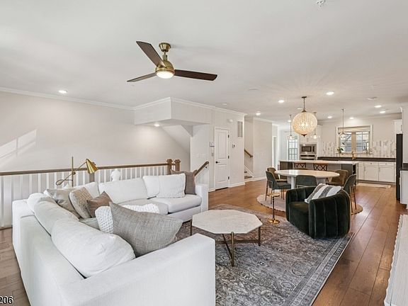 3rd image of 21 Dahlia Dr