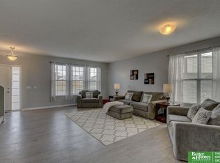 2112 Ridgeview Dr, Papillion, NE 68046
