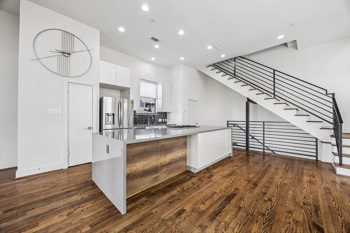 3 bed, 5.0 bath, 2529 sqft, $3,800 — Photo 2