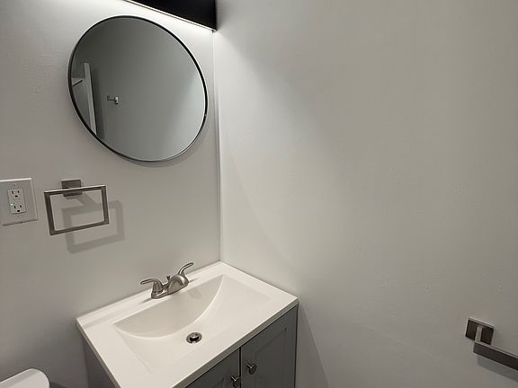 5th image of 1118 Lombard St APT 12