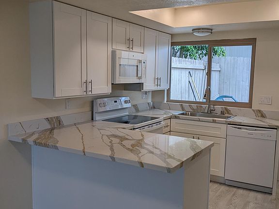 3rd image of 5637 Lake Park Way Unit 6