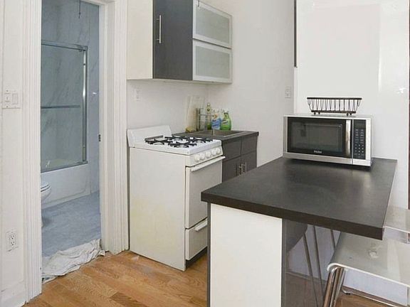 3rd image of 137 W 81st St APT 10