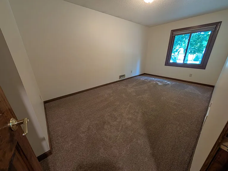 10207 Pilgrim Ln N — Photo 15