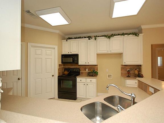3rd image of 4831 Julia Ct