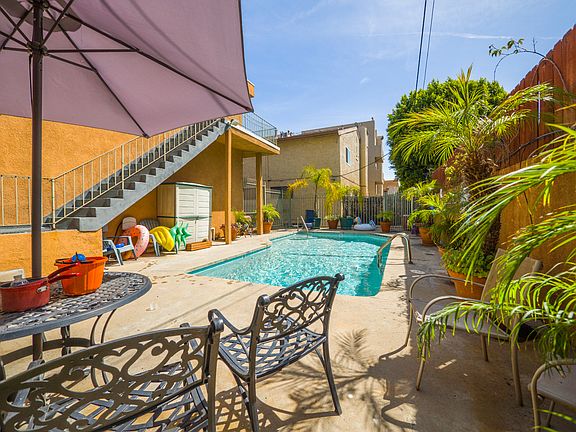 4th image of 13952 Moorpark St APT 1