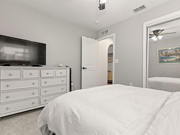 4th image of 10248A Oakhaven Dr N