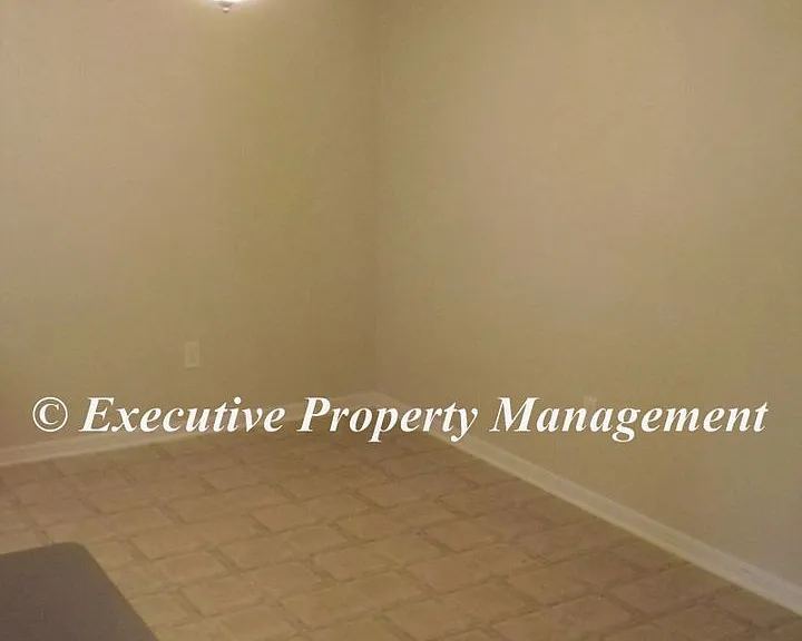 208 Janelle Dr — Photo 4