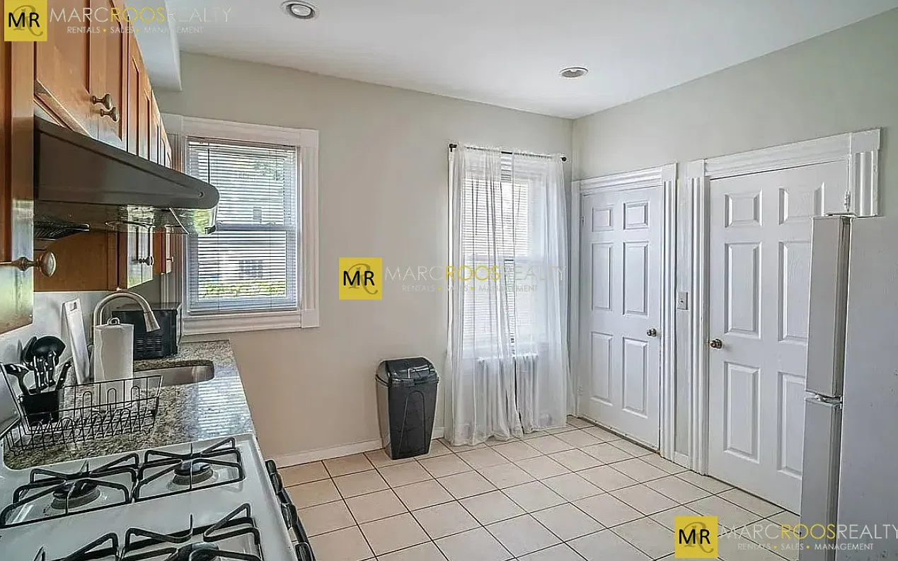 6 bed, 9999 sqft, $5,400 — Photo 4