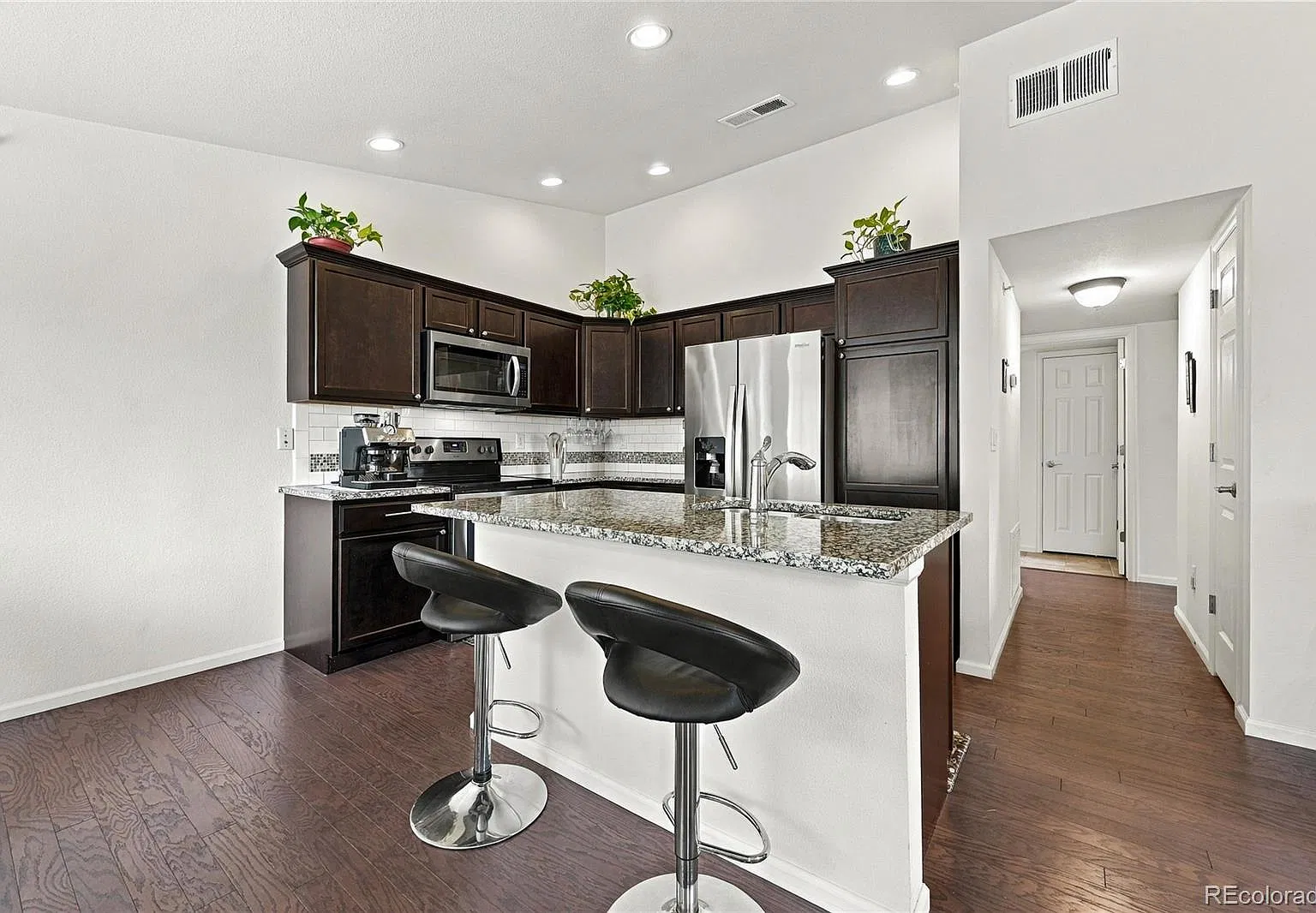 2 bed, 1058 sqft, $2,100 — Photo 4
