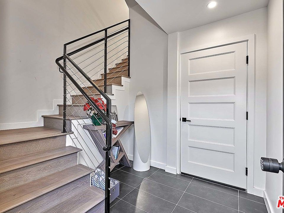 1st image of 117 N Manhattan Pl