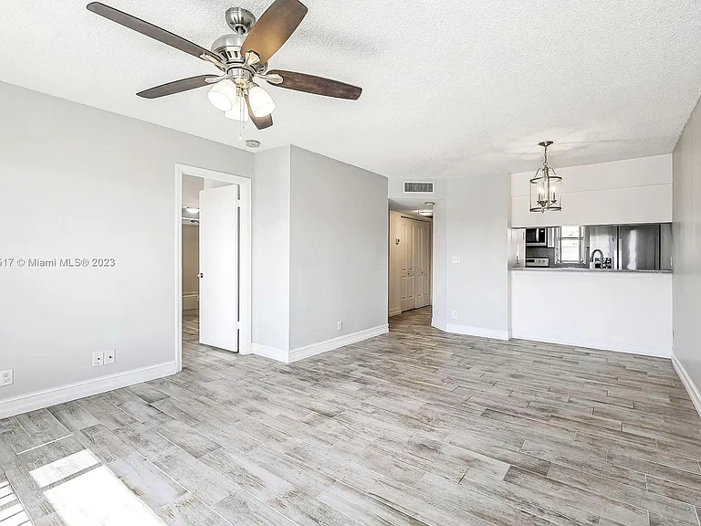 911 Twin Lakes Dr #3-N — Photo 14