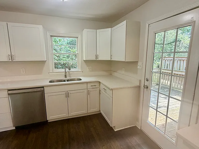 107 Stanley Ter — Photo 18