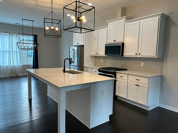 MODERN BEAUTIFUL KITCHEN