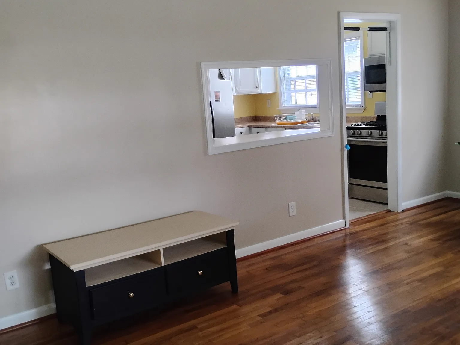 3 bed, 1000 sqft, $2,000 — Photo 3