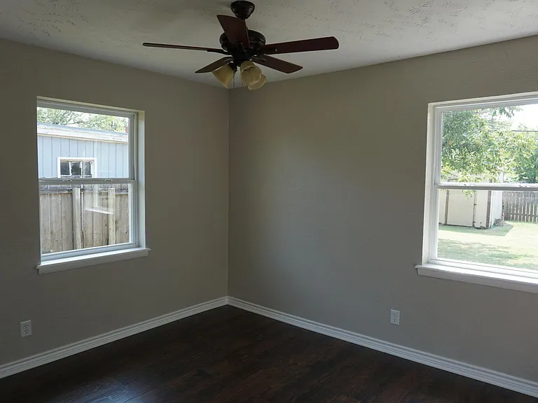 4604 Stanford Ave — Photo 9
