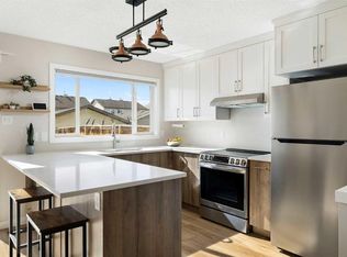 9 N Elgin Mews SE, Calgary, AB T2Z4J9