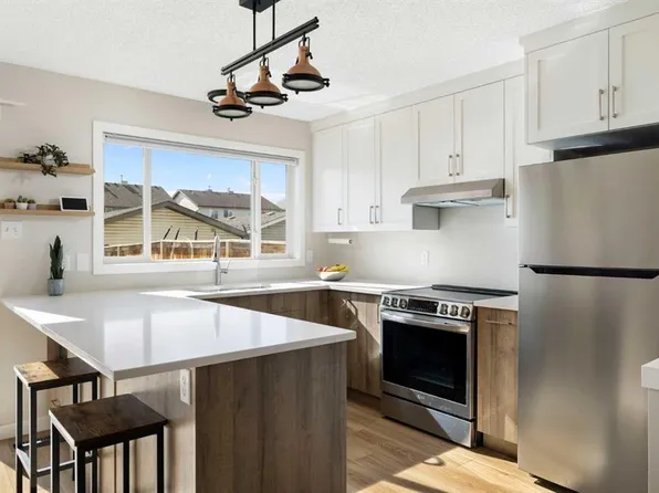 9 N Elgin Mews SE, Calgary, AB T2Z 4J9