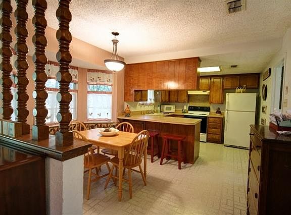 3rd image of 213 Julie Dr