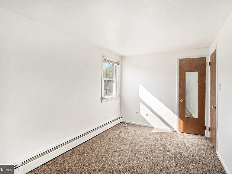 819 W 4th St — Photo 16