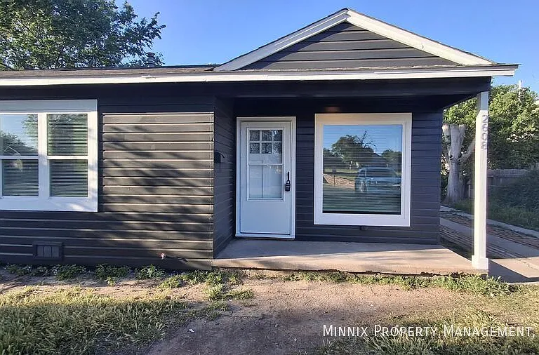 2608 6th Ave — Photo 1