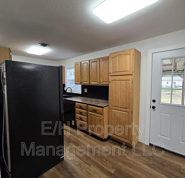 1121 E Luther St — Photo 6