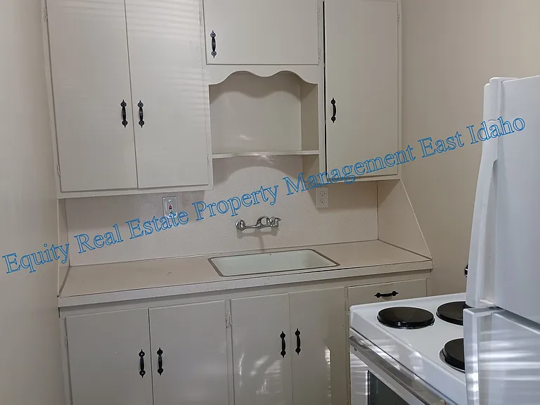 1698 N Garfield Ave — Photo 4