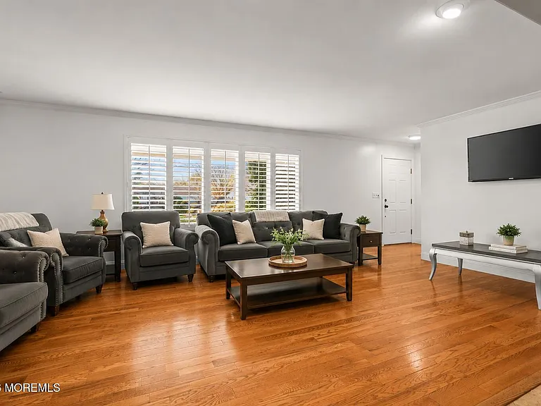 41 Poplar Ave — Photo 2