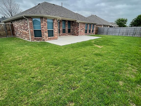 3rd image of 2104 Oakridge Dr