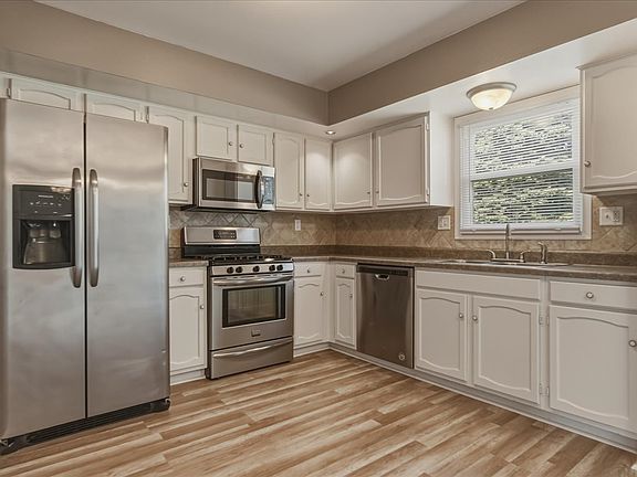 3rd image of 1267 Sunnymeade Dr