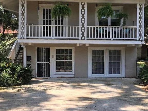 Front of carriage house apartment.