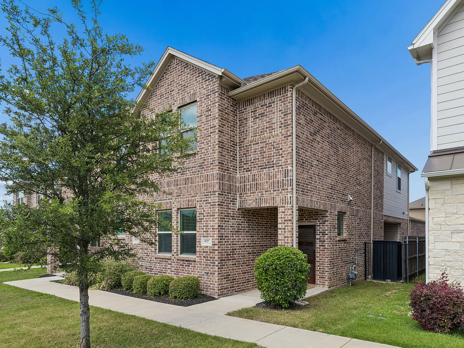 3 bed, 2.5 bath, 2000 sqft, $2,300 — Photo 2