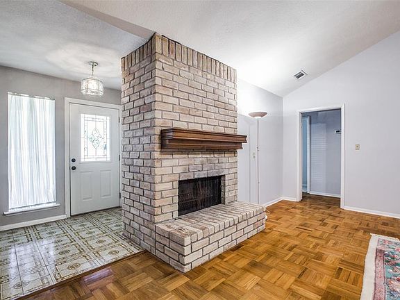 5th image of 207 Banyan Dr