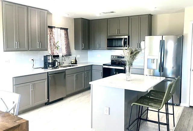 4 bed, 2395 sqft, $2,400 — Photo 4