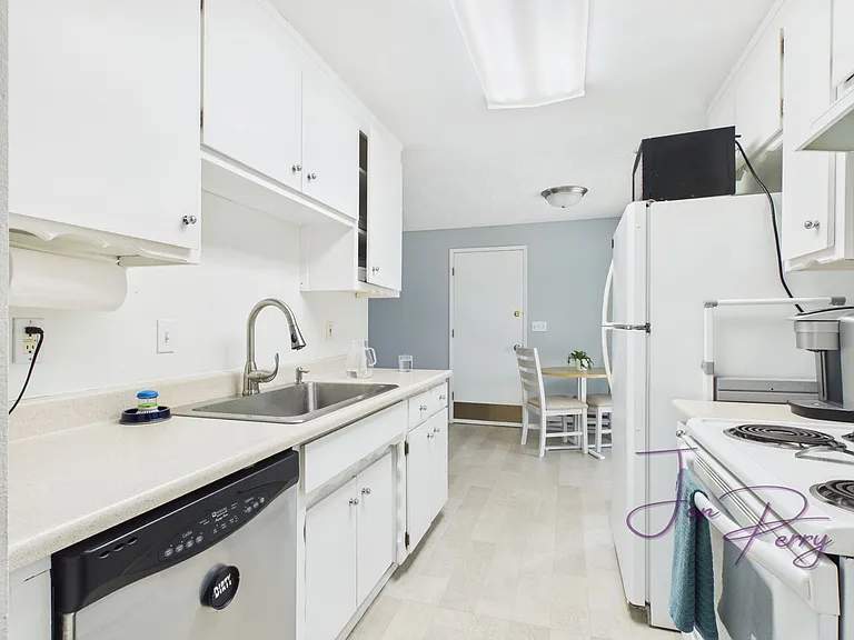 2274 Thornton St — Photo 13